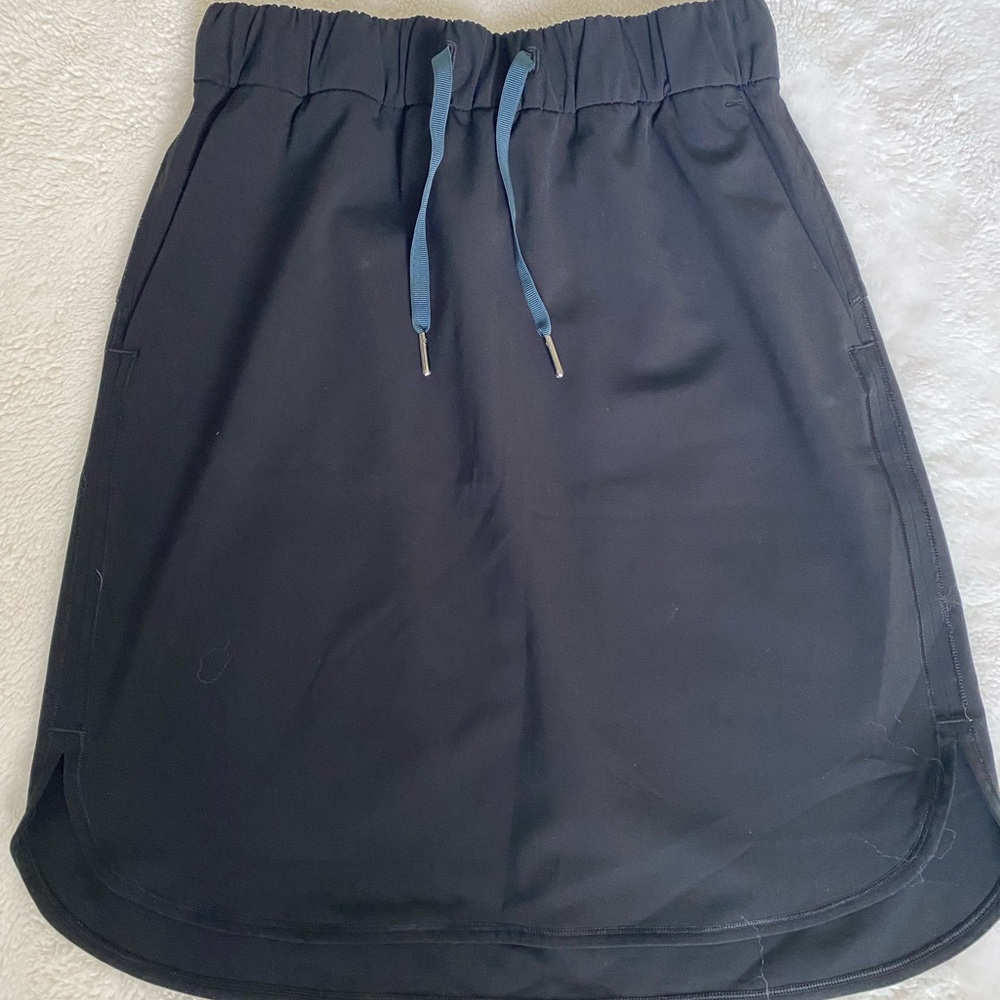 Lululemon on the Fly Skirt size 4 Black